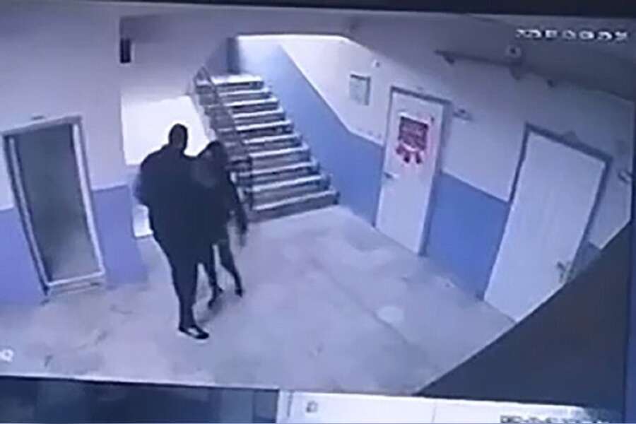 Okul Müdürü Otizmli Öğrenciyi Merdivenden İtti: O Anlar Kameraya Yansıdı