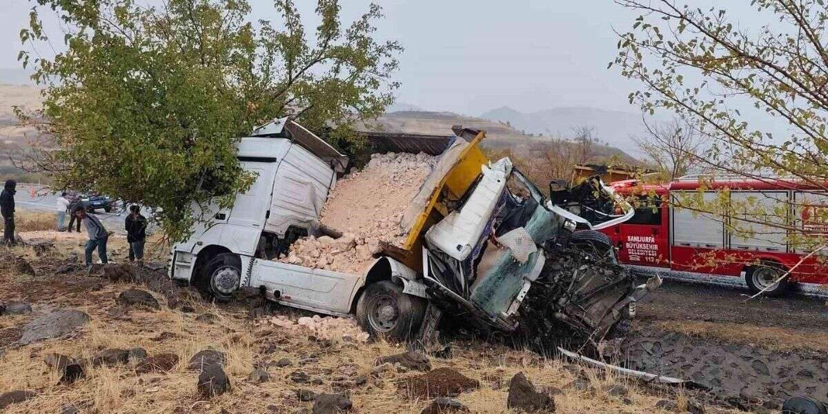 İki Kamyon Kafa Kafaya Çarpıştı! 1 Ölü 1 Ağır Yaralı