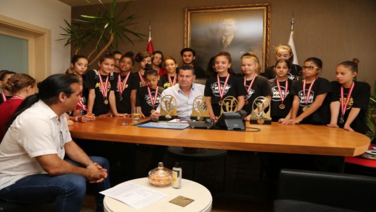 Dansçılar Başkan Kocadon’u ziyaret etti