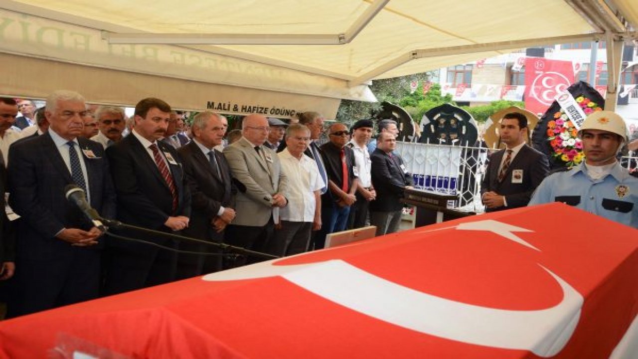 Eski bakan toprağa verildi