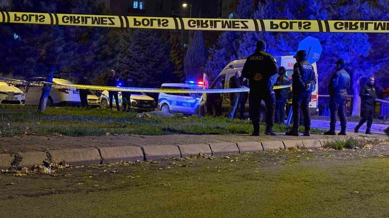 Konuşmak İçin Çağırdığı Eşini Sokak Ortasında Bıçaklayarak Öldürdü