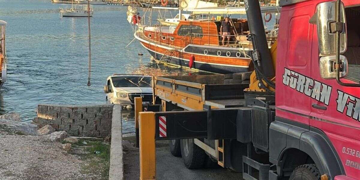 Bodrum'da Çekici Denize Gömüldü, Görüntüler Ekipleri Şaşkına Çevirdi