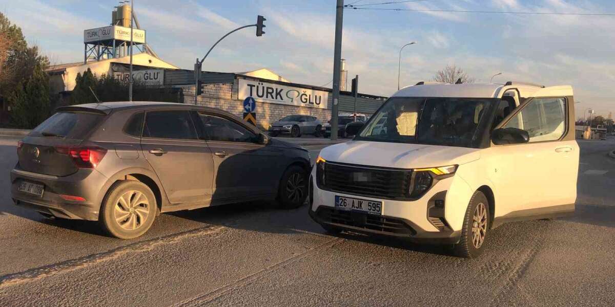 Otomobil ile Hafif Ticari Araç Çarpıştı: 6 Yaralı