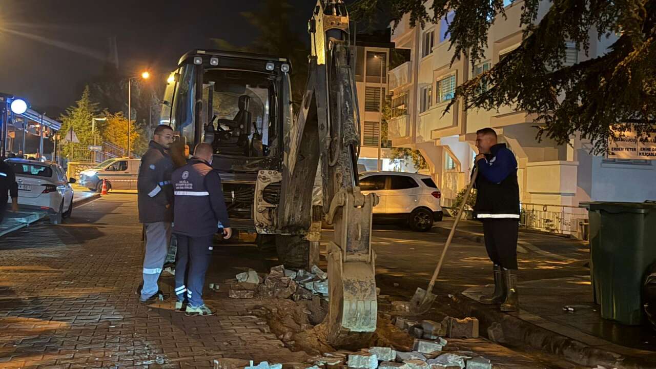 MUSKİ Ekipleri Gece Mesaisinde Şebeke Arızasına Müdahale Ediyor