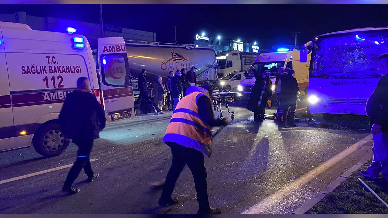 Zincirleme Kaza: 3 Servis Midibüsü Çarpıştı, 11 Yaralı