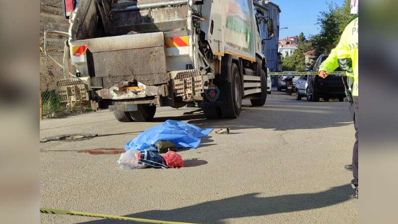 Belediyeye Ait Çöp Kamyonu Yaşlı Kadını Ezdi: Cinayet Gibi Kaza Kameraya Yansıdı