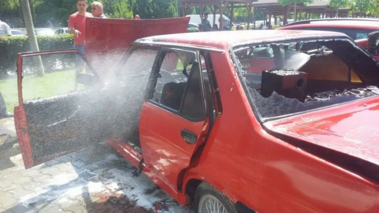 Park halindeki araç yandı