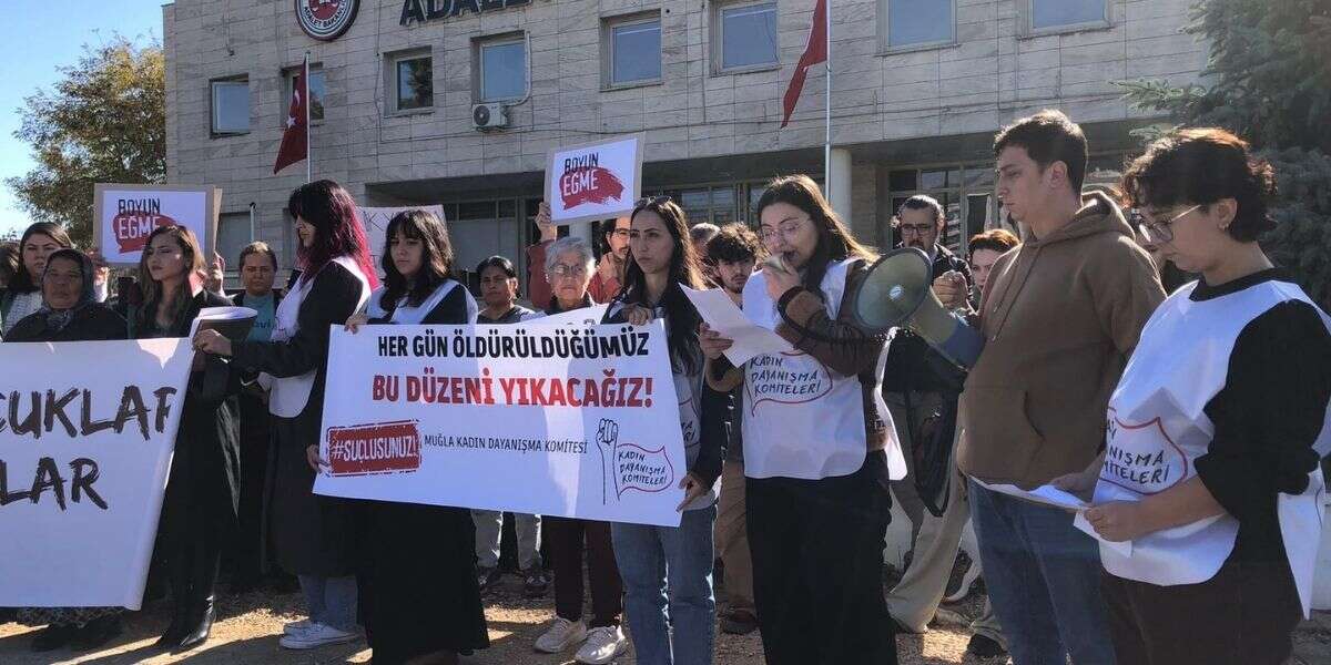"Yemek Yapmadı” İddiasıyla Öldürülen Ummuhan İçin Kadın Dayanışma Komiteleri Adliye Önünde Konuştu