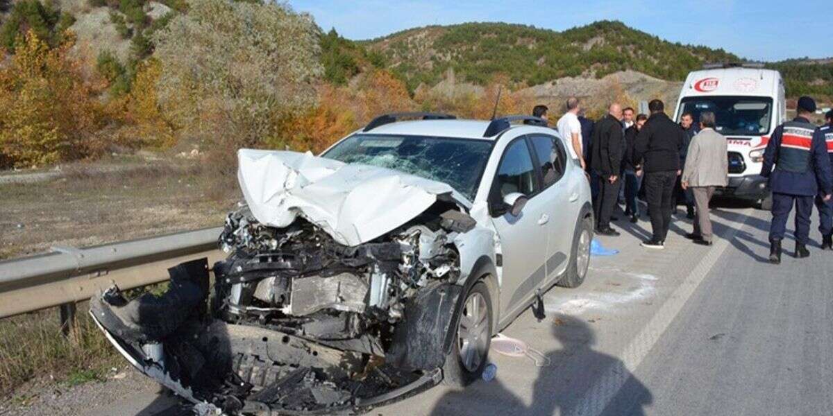 Otomobil ile Kamyon Çarpıştı: Yaralılar Var