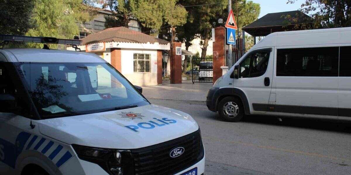 Okul Önündeki Tartışma Kanlı Bitti: 2 Öğrenci Bıçakla Yaralandı