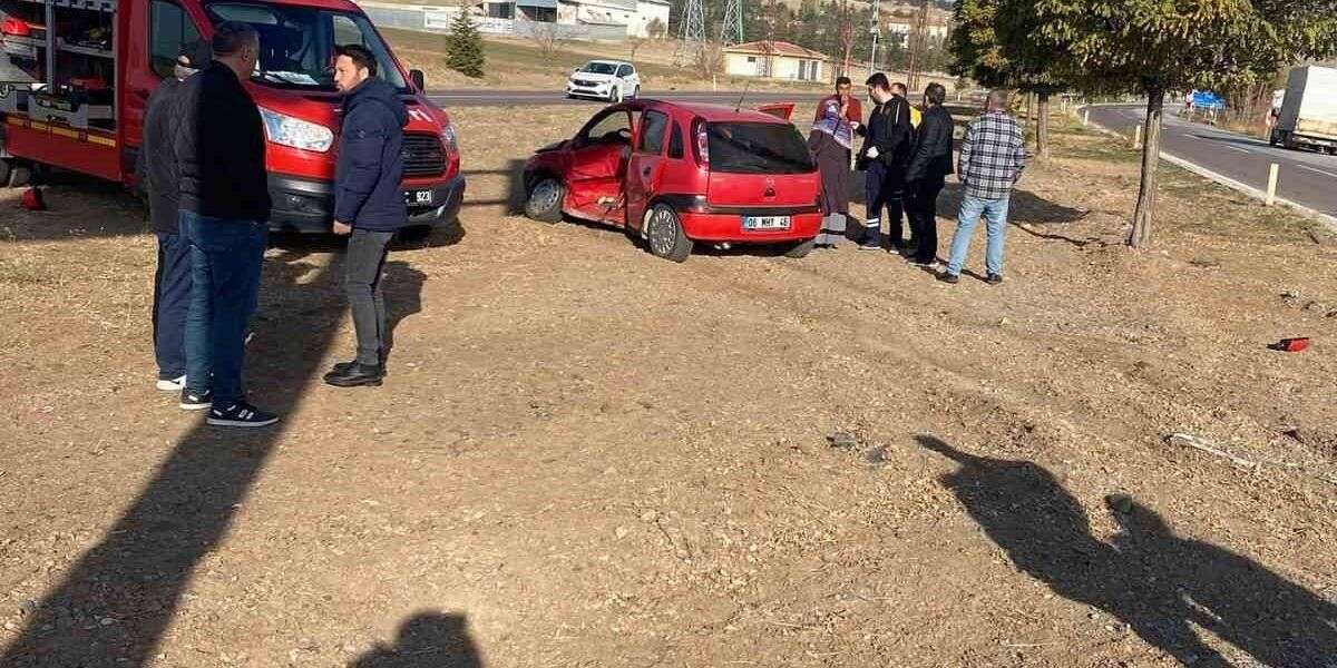 Hafif Ticari Araç ile Otomobil Çarpıştı! 1 Ölü, Çok Sayıda Yaralı