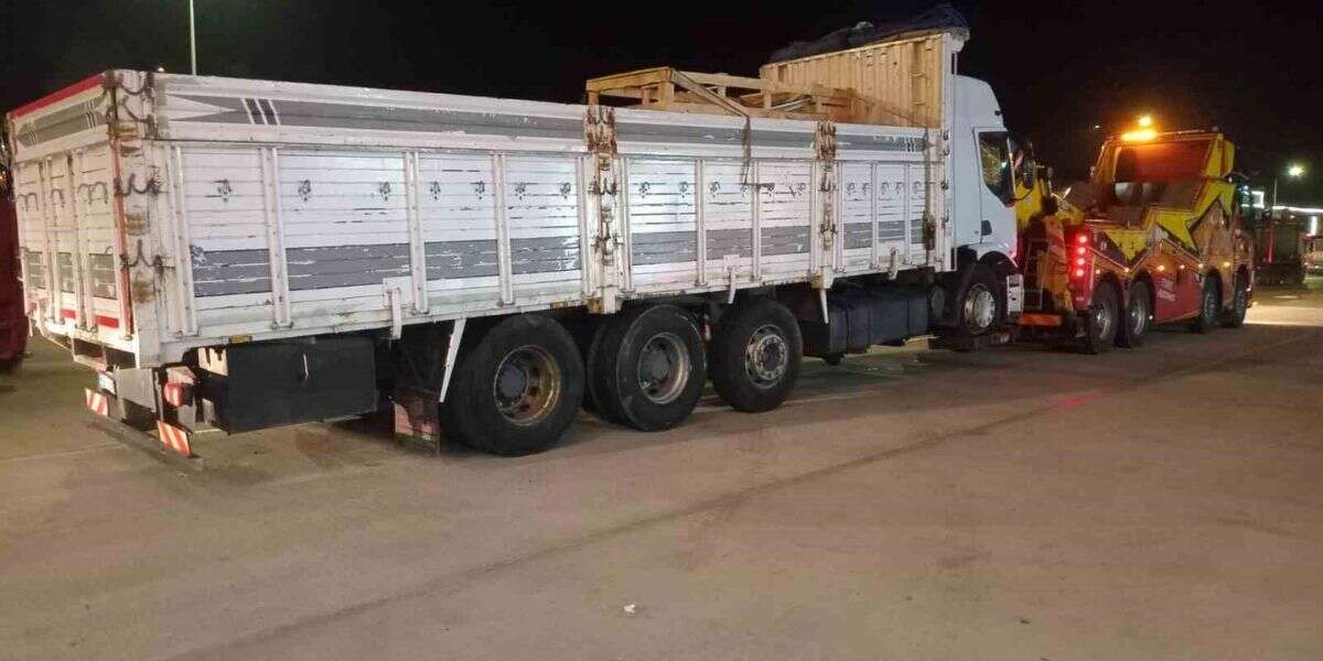 Kamyon Çekiciye Arkadan Çarptı, Sürücü Hayatını Kaybetti