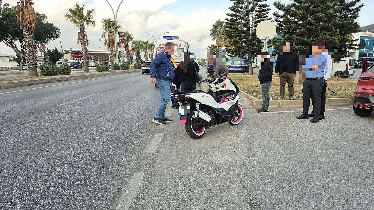 Muğla'da Motosiklet Kazası: Aracın Aynasına Çarpıp Yere Düştü