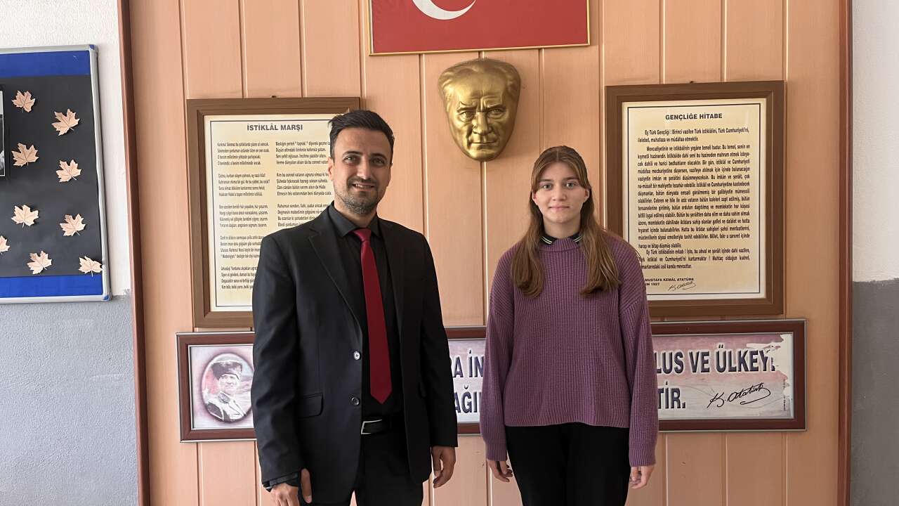 Muğla’da Ortaokul Öğrencisinden Örnek Davranış: Kazandığı Bursun İlk Ödemesini Okuluna Bağışladı