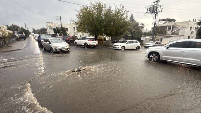 Bodrum'da Şiddetli Yağmur: Araçlar Yolda Mahsur Kaldı