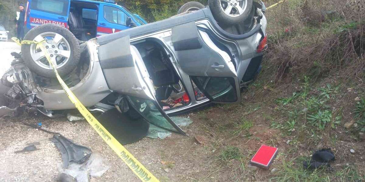 Şarampole Uçan Otomobilde Anne ve Oğlu Hayatını Kaybetti