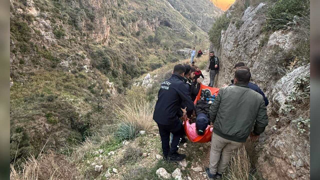Yürüyüş Esnasında Kayalıklardan Düşen Şahıs Yaralandı