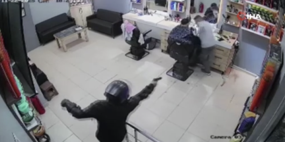 Motosikletli Saldırganlar Berber Dükkanını Kurşun Yağmuruna Tuttu