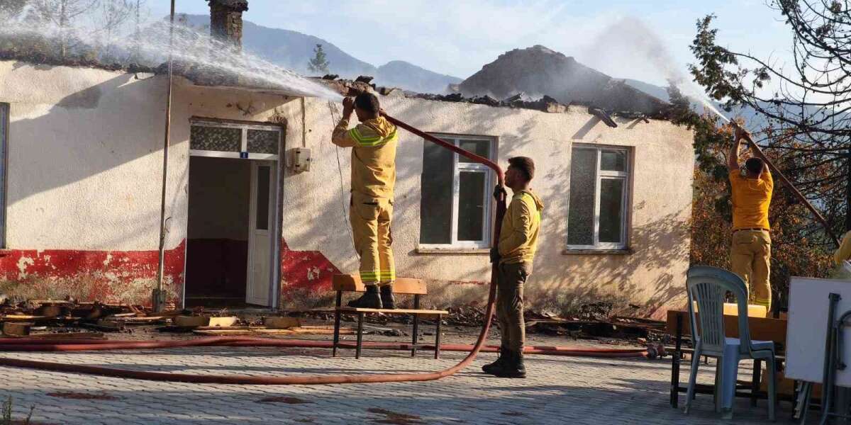 Ormanlık Alanda Çıkan Yangında Eski Okulun Çatısı Yandı