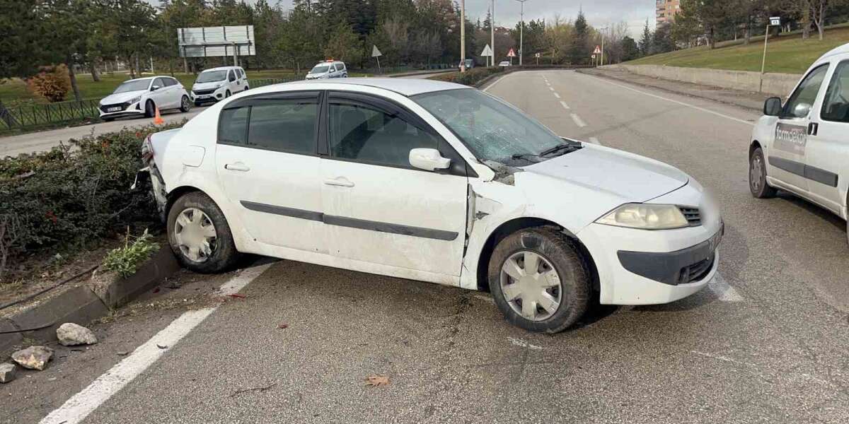 Otomobilin Refüjde Çarptığı Kadınlara Karşıdan Gelen Otomobil de Çarptı! 1 Ölü, 1 Yaralı