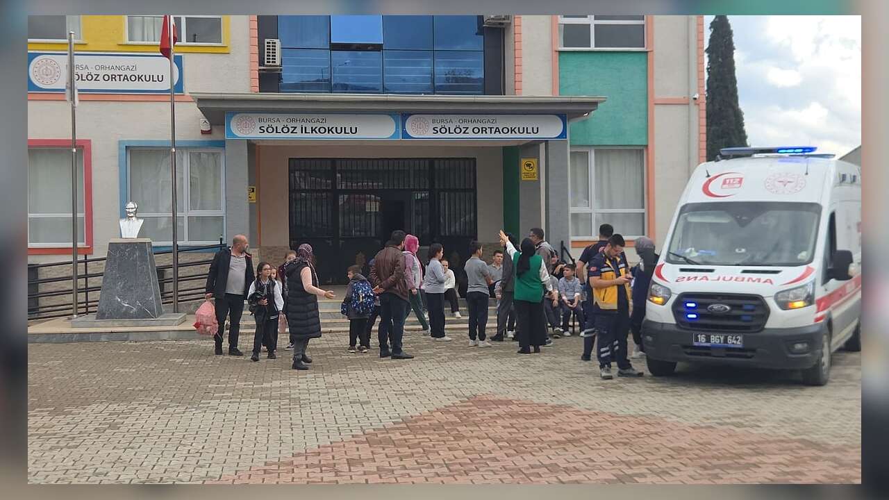 Ortaokulda Şinitzel ve Makarna Yiyen 20 Öğrenci Zehirlendi, Hastaneye Kaldırıldı