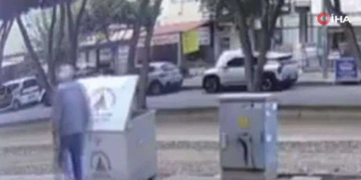 Ekmek Almak İçin Dışarı Çıkan Adam Kepçenin Altında Kalarak Yaşamını Yitirdi