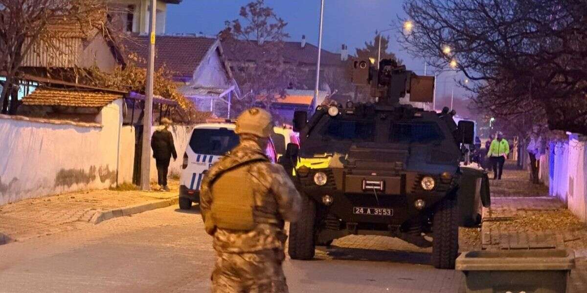 Evde Baba ve Oğlu Silahla Vurulmuş Halde Ölü Bulundu