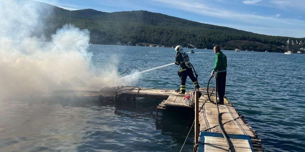 Muğla'da Balıkçı Teknesinde Yangın: Tekne Küle Döndü