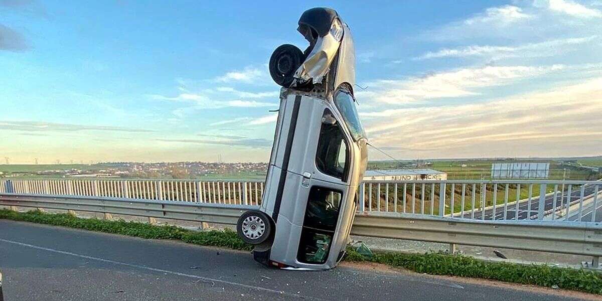 Akıllara Durgunluk Veren Kaza! Bariyere Çarpan Araç Dik Durdu, Yaralılar Var