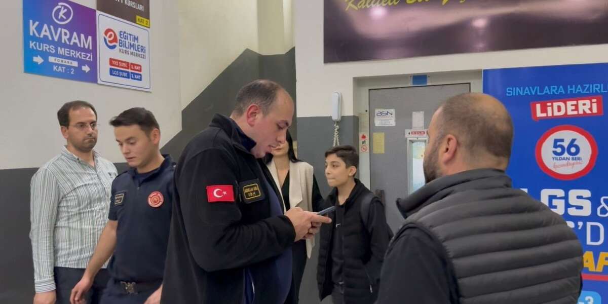 Arızalanan Asansörde Mahsur Kalan 2 Öğrenci İtfaiye Tarafından Kurtarıldı