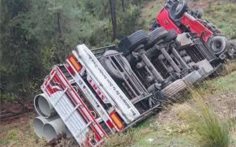 Ula'da Boru Yüklü Tır Kaza Yaptı