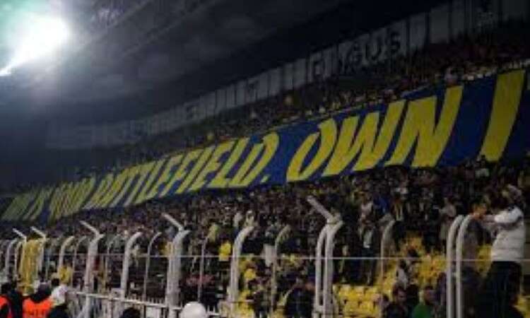Fenerbahçe Maç Sonunda Ezeli Rakibi Galatasaray’a Özel Pankart Açtı