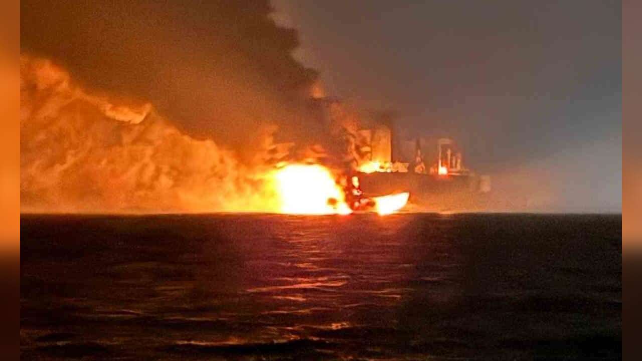 Gemide Korku Dolu Anlar: Yanan Gemiden 25 Kişi Kurtarıldı