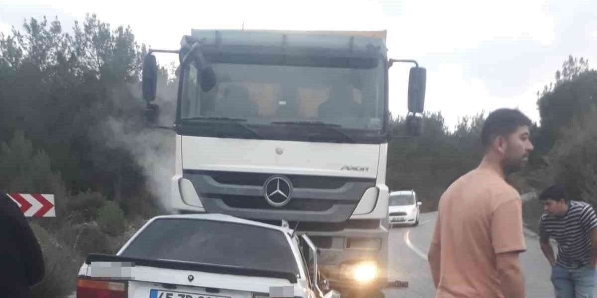 Kamyon ile Otomobil Çarpıştı: 1 Ölü, 1 Yaralı