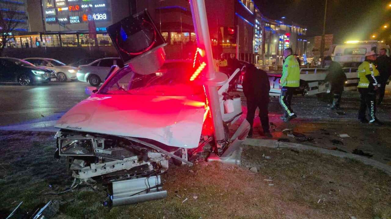 Kontrol Noktasından Kaçtı: Kavşakta Çarptı, Direğe Saplandı! 3 Yaralı