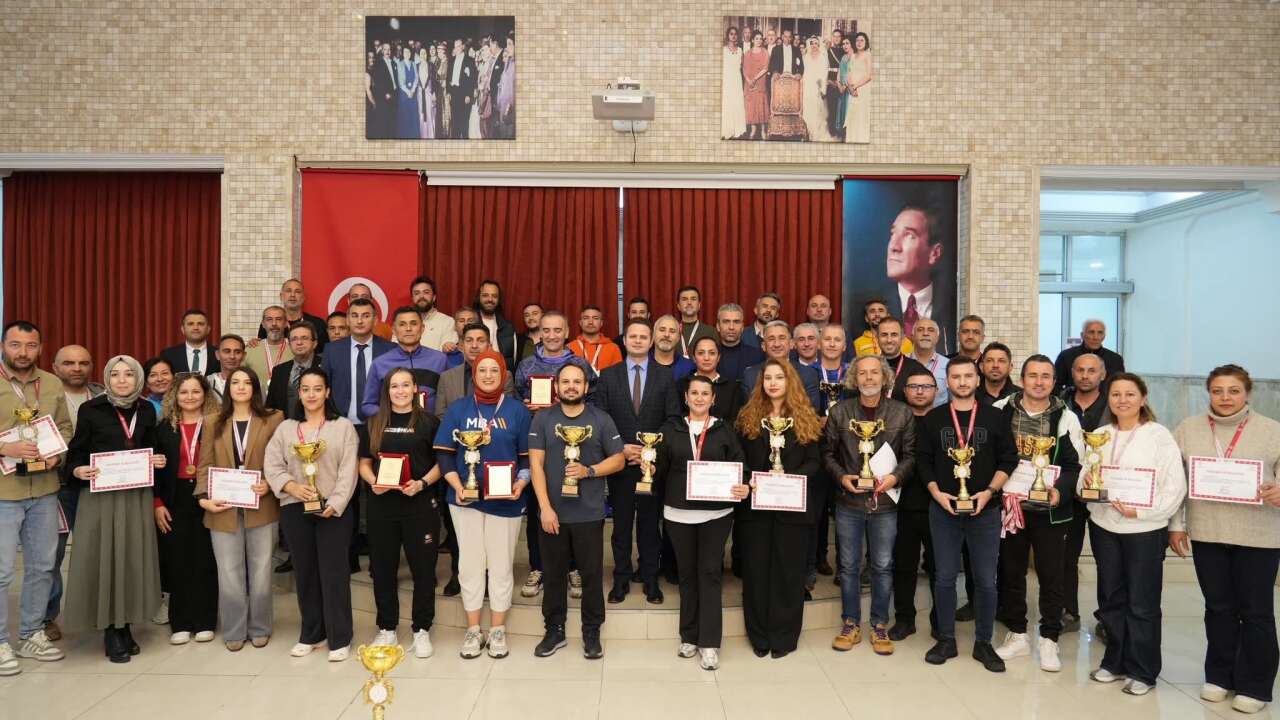 24 Kasım Öğretmenler Günü Futsal Turnuvasında Nazmi Zehra İyibilir 3. Oldu