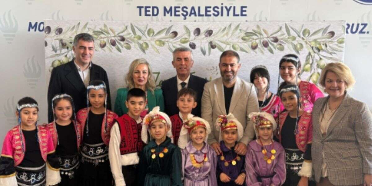 Kaymakam Ali Sırmalı ve Eşi, 9. Uluslararası Zeytin Festivali’ne Katıldı
