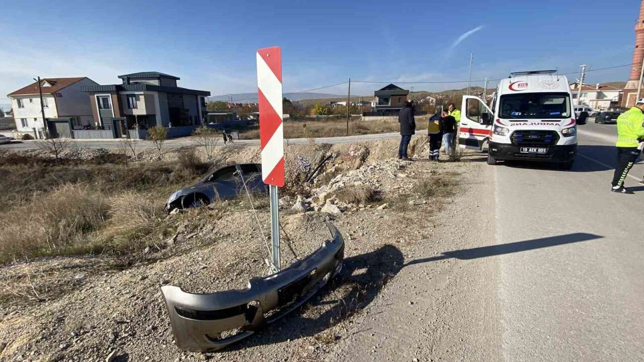 Kontrolden Çıkan Otomobil Köprüden Düştü: Taşlık Alanda Asılı Kaldı
