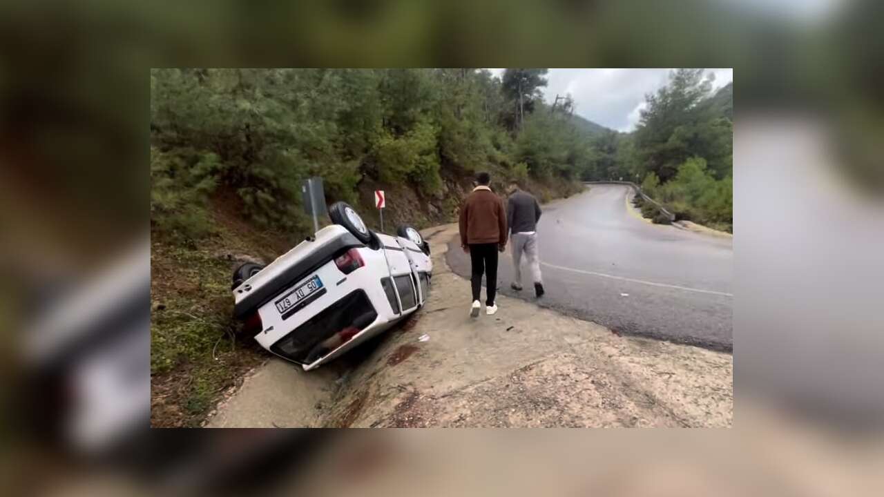 Fethiye'de Trafik Kazası,  Otomobil Virajda Devrildi