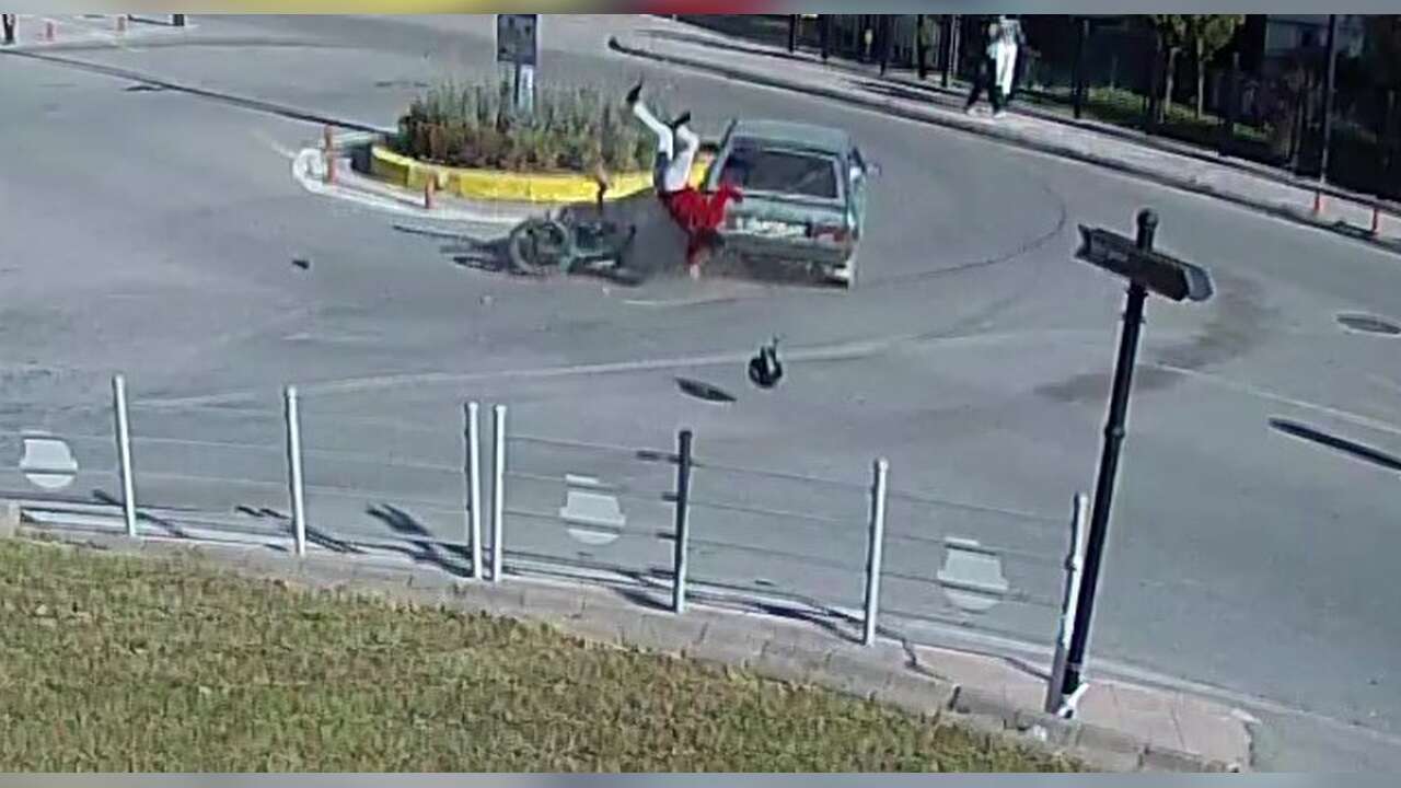 Havada Takla Atan Motosikletli, Yere Düşer Düşmez Ayakkabısını Giydi