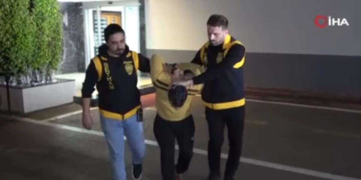 Böyle Baba Olmaz Olsun! Çocuğunun Kafasını Arabaya Vurup Yere Fırlattı