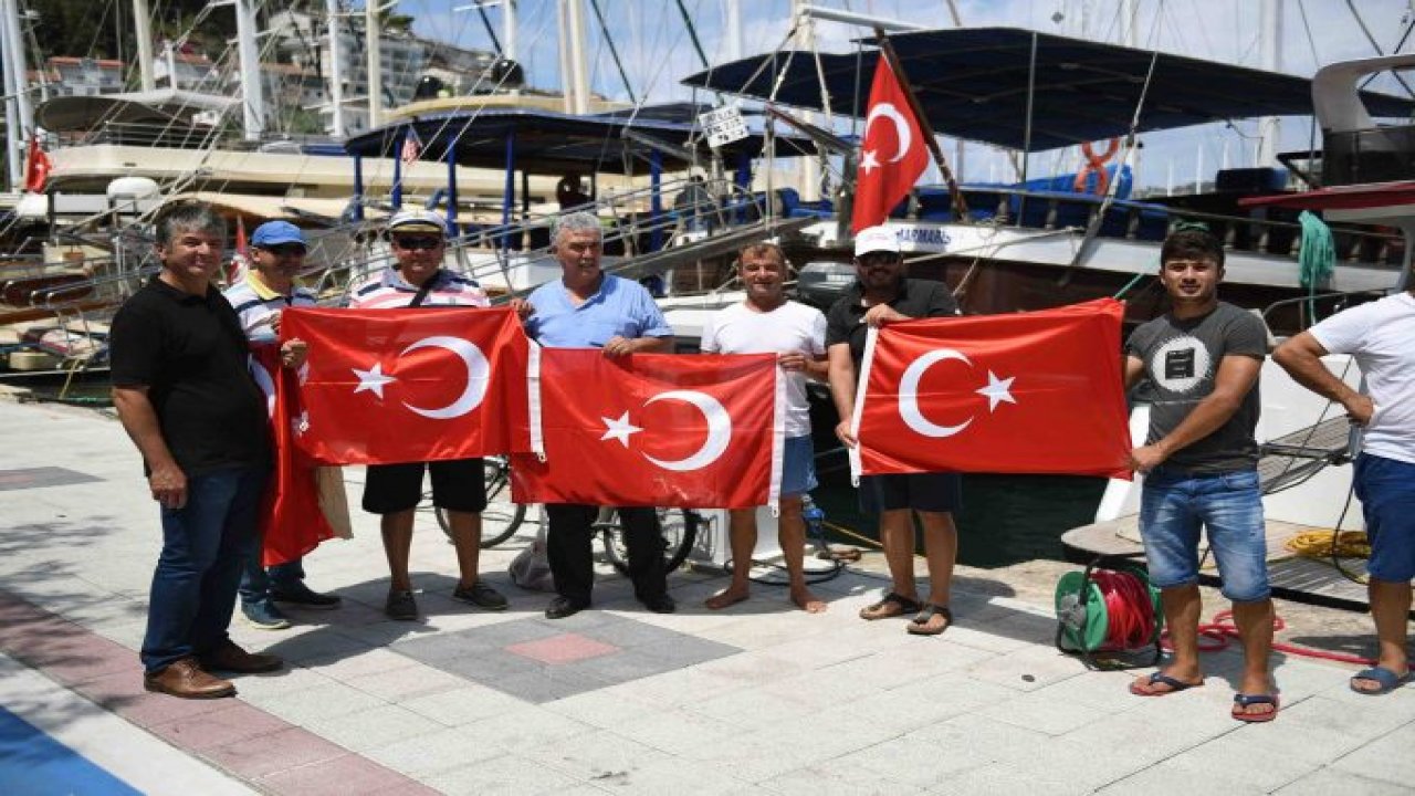 Teknecilere Belediye’den Türk Bayrağı
