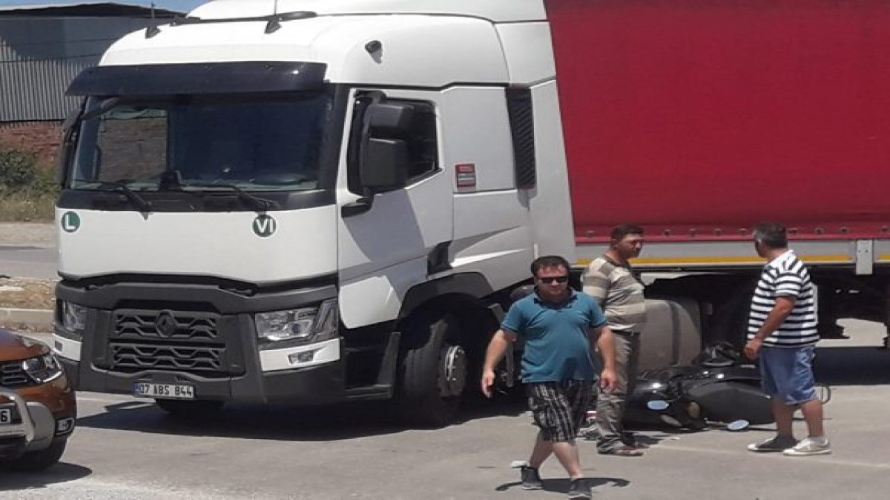 Kamyon motosikletle çarpıştı;3 yaralı