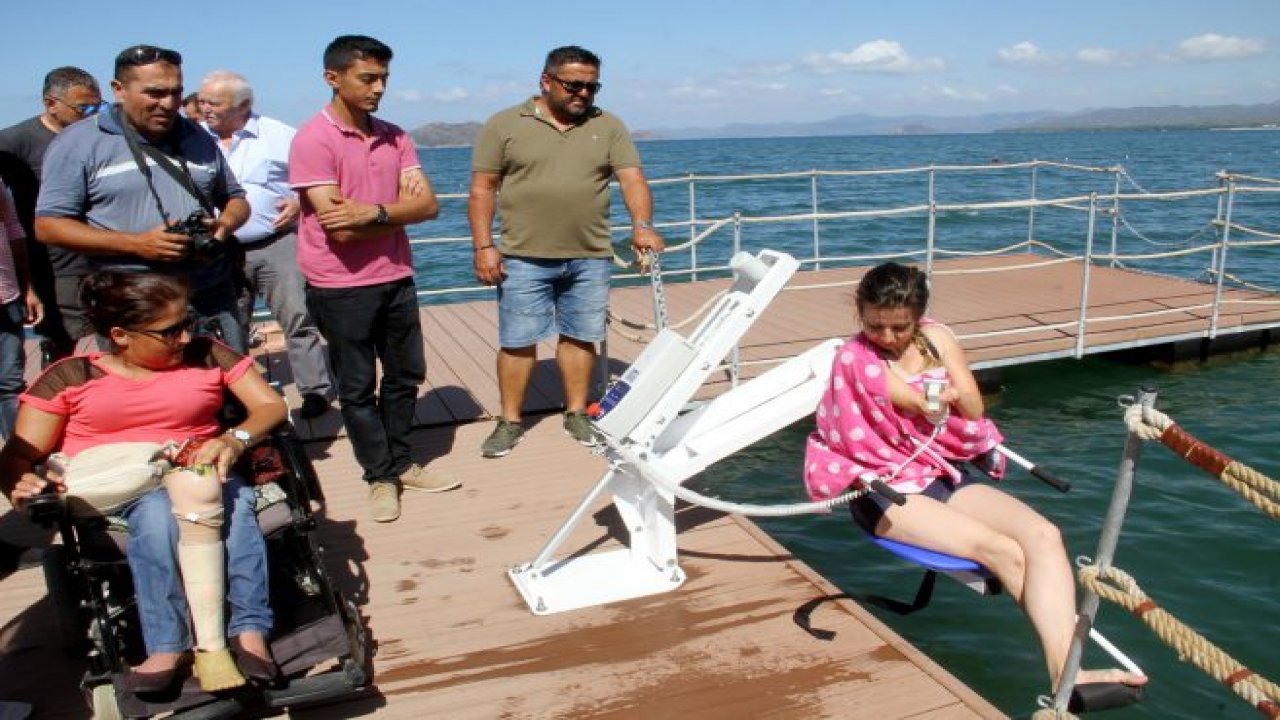 Engelliler için yüzer güneşlenme terası yapıldı