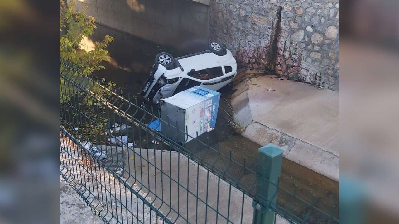 Muğla’da İki Otomobil Çarpıştı: Araç Dereye Uçtu, 1’i Çocuk 5 Yaralı