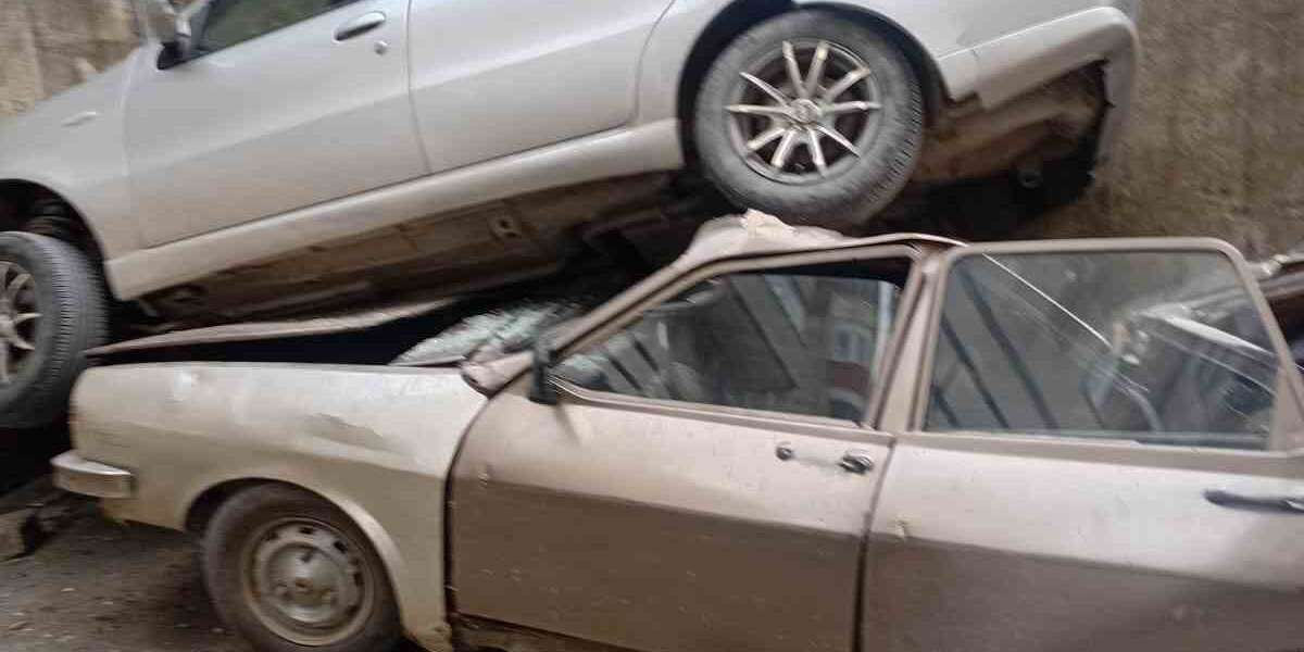 İstinat Duvarından Düşen Otomobil Park Halindeki Aracın Üzerine Düştü