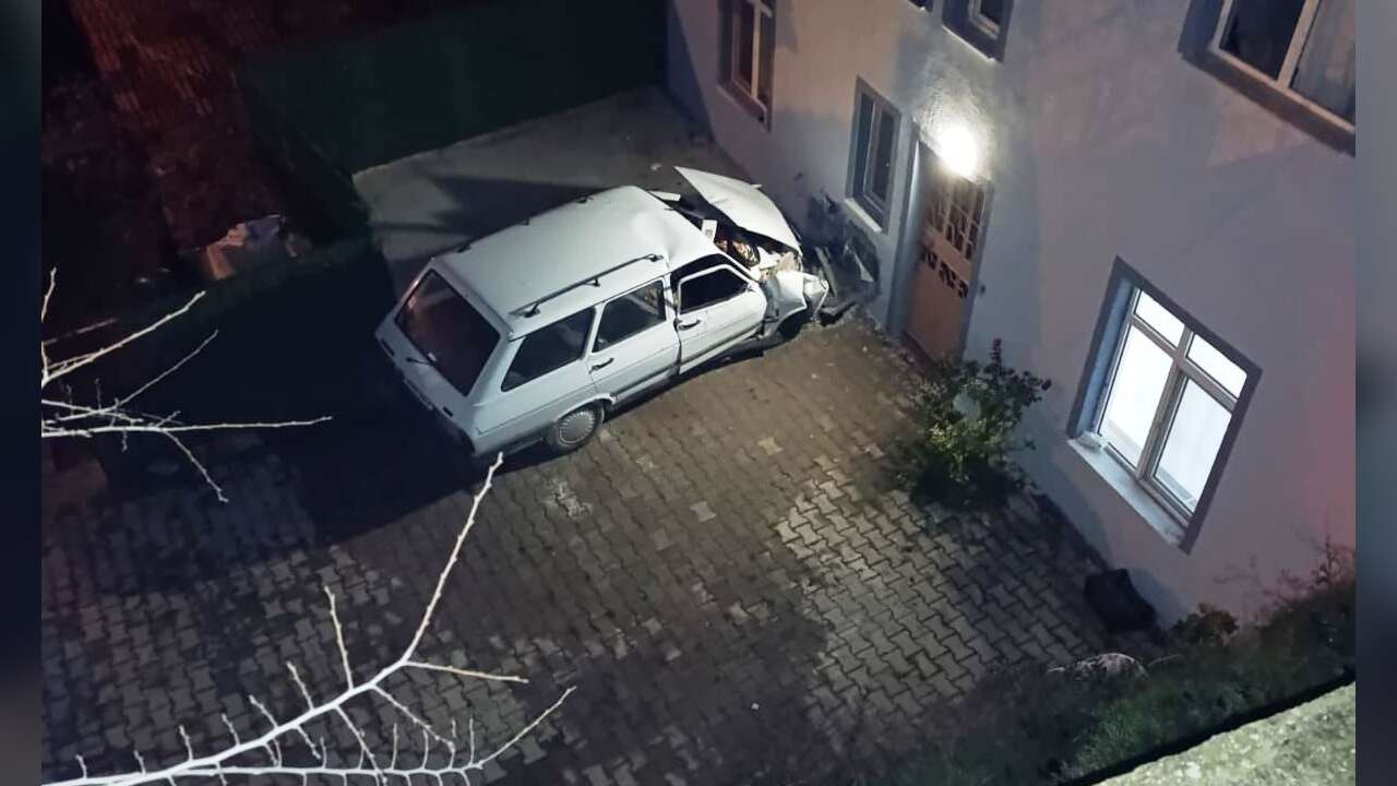 Otomobil Evin Duvarına Çarptı: 1 Ölü, 1 Yaralı
