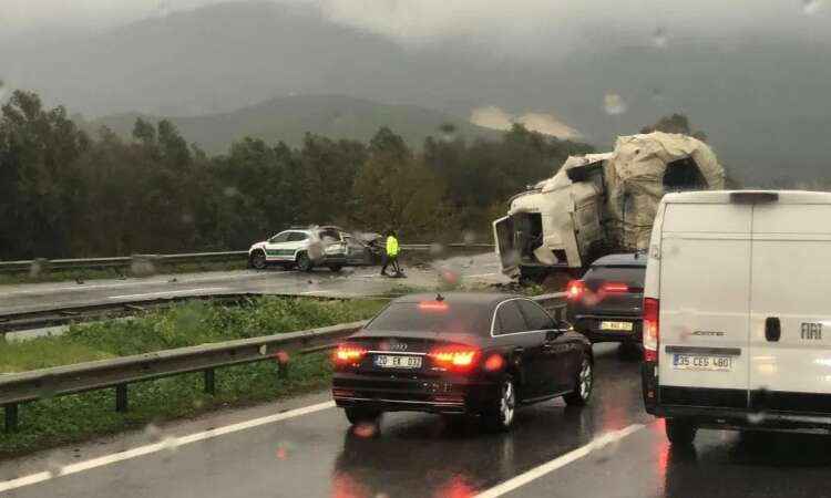 Aydın-İzmir Otoyolunda Zincirleme Kaza: Jandarma Personeli Dahil 3 Yaralı