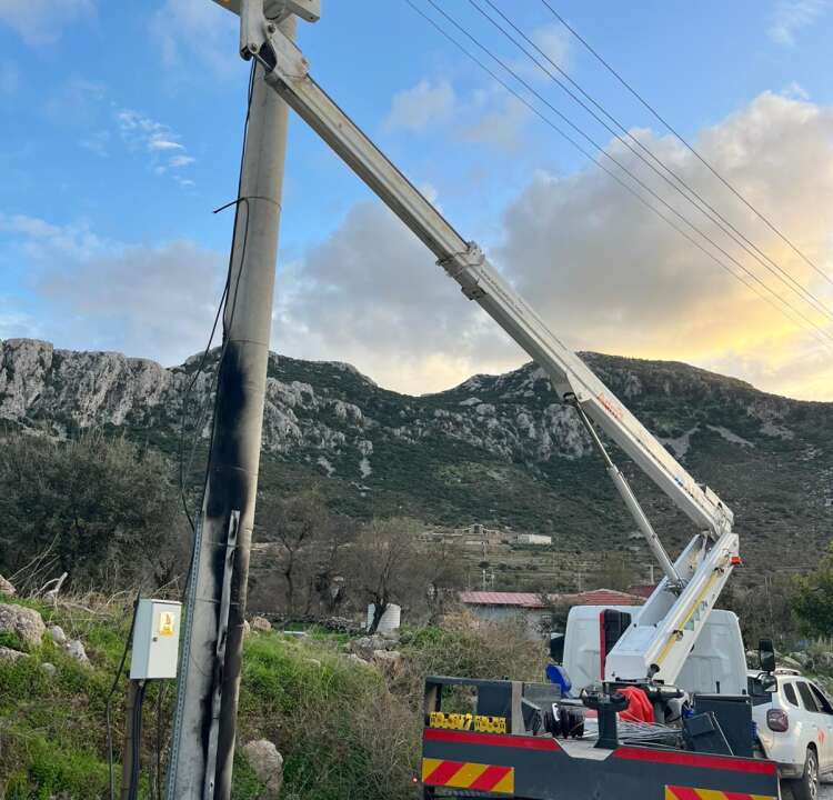 Marmaris Söğüt’te Elektrik Direği Alev Aldı: Muhtar ve Ekiplerin Hızlı Müdahalesi Olası Felaketi Önledi