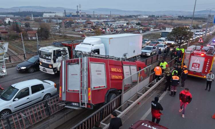 İtfaiye Aracı Köprü Arasında Sıkıştı, 3 Personel Yaralı